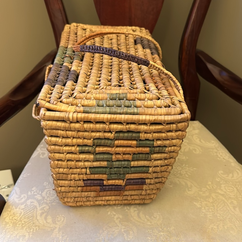 Gorgeous 1950s handmade, hand-painted woven bamboo, straw, wicker bag w/handles - Picture 2 of 13
